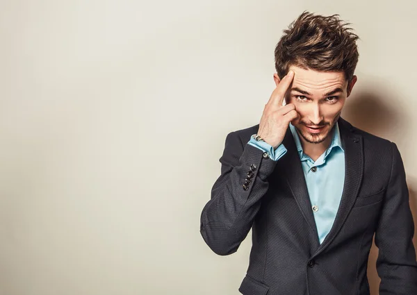 Elegante joven guapo disfrazado. Estudio retrato de moda . — Foto de Stock