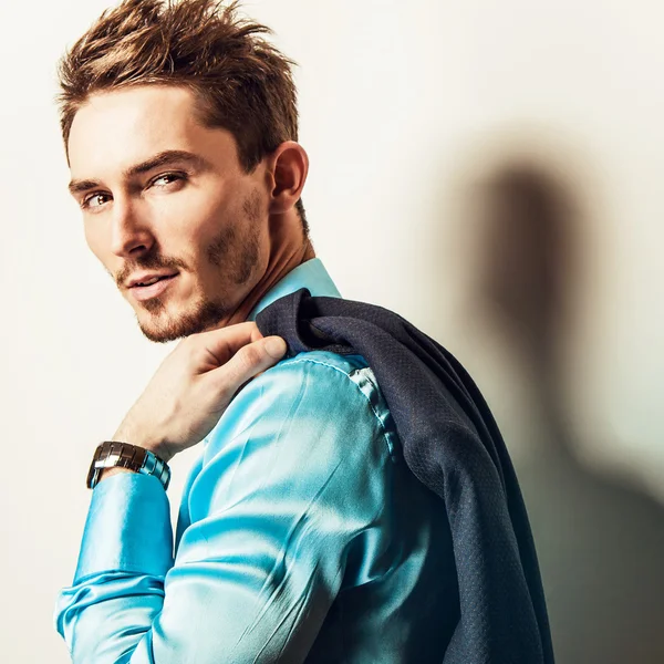 Elegante joven guapo hombre en camisa de seda azul. Estudio retrato de moda . — Foto de Stock