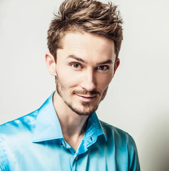 Elegante giovane bell'uomo in camicia di seta blu. Studio ritratto di moda . — Foto Stock