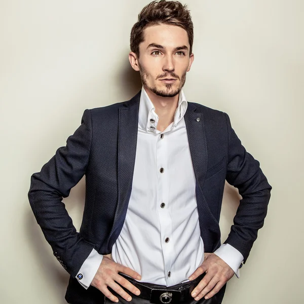 Elegante jovem e bonito homem de traje clássico. Estúdio retrato de moda . — Fotografia de Stock