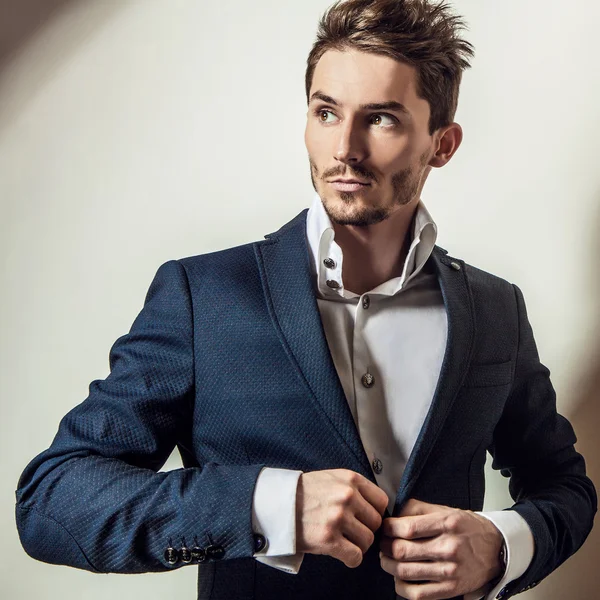 Elegante joven guapo en traje clásico. Estudio retrato de moda . — Foto de Stock