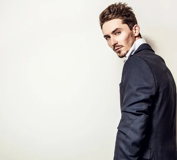 Elegante jovem e bonito homem de traje clássico. Estúdio retrato de moda . — Fotografia de Stock