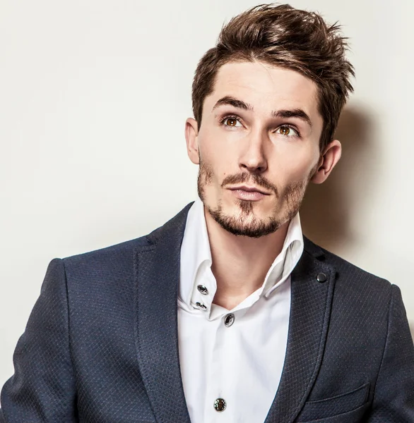 Elegante jovem e bonito homem de traje clássico. Estúdio retrato de moda . — Fotografia de Stock