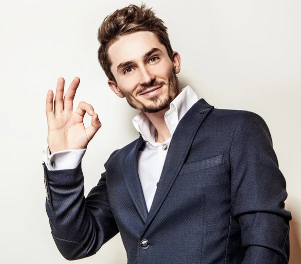 Elegante joven guapo en traje clásico. Estudio retrato de moda . —  Fotos de Stock