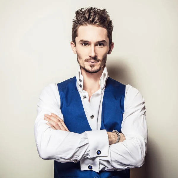 Eleganter junger gutaussehender Mann in weißem Hemd & Weste. Modeporträt im Studio. — Stockfoto