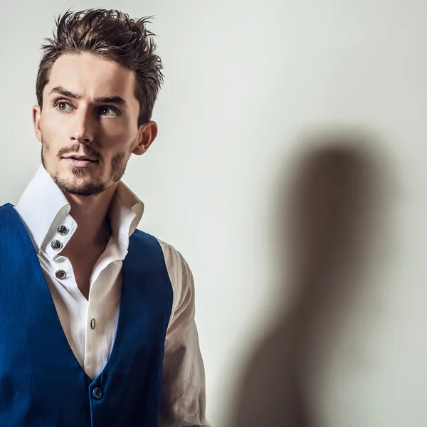 Eleganter junger gutaussehender Mann in weißem Hemd & Weste. Modeporträt im Studio. — Stockfoto