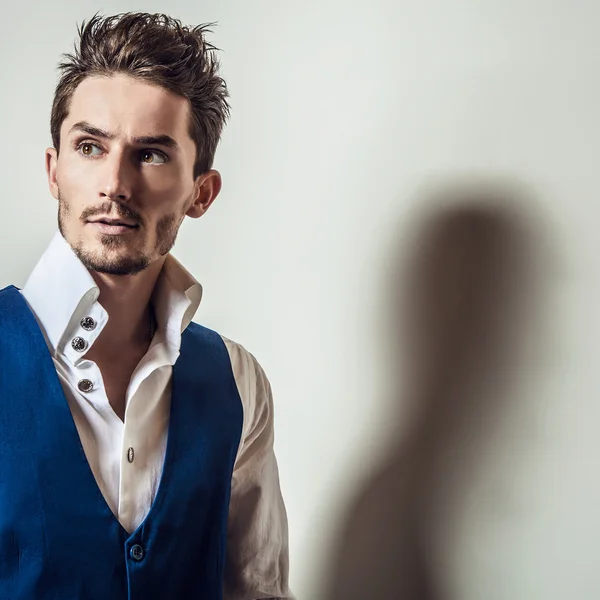 Elegante jovem homem bonito em camisa branca e colete. Estúdio retrato de moda . — Fotografia de Stock