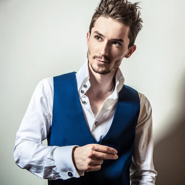 Elegante jovem homem bonito em camisa branca e colete. Estúdio retrato de moda . — Fotografia de Stock