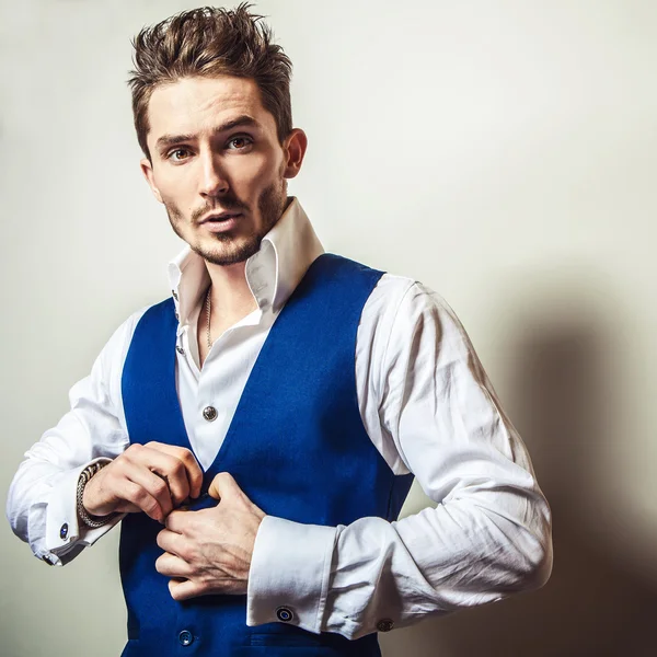 Elegante giovane bell'uomo in camicia bianca e gilet. Studio ritratto di moda . — Foto Stock