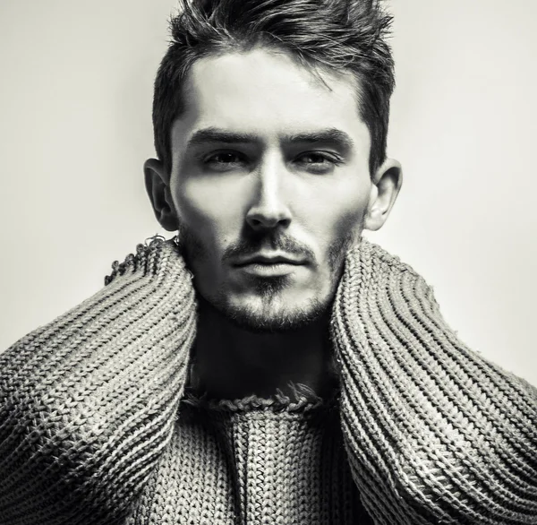 Ritratto in bianco-nero di giovane bell'uomo in maglione lavorato a maglia. Close-up foto . — Foto Stock
