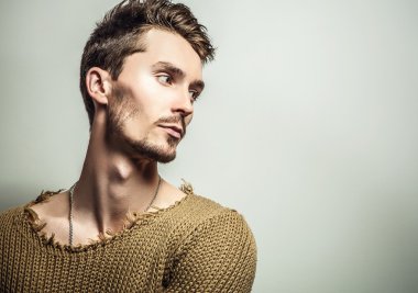 Stüdyo örme kazak genç yakışıklı adam portresi. Yakın çekim fotoğraf.