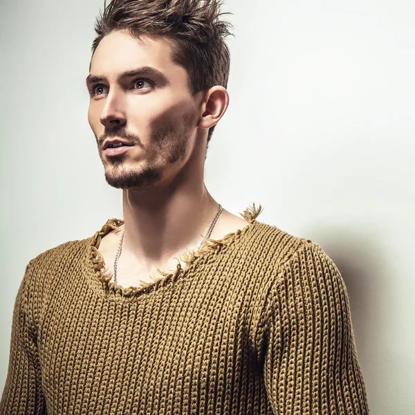 Retrato de estúdio de homem bonito jovem em camisola de malha. Foto de close-up . — Fotografia de Stock