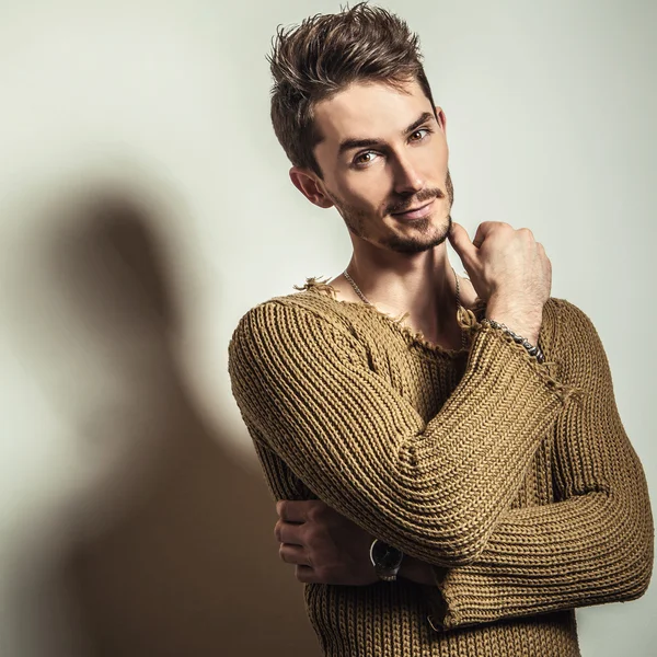 Portrait studio de jeune homme beau en pull tricoté. Photo en gros plan . — Photo