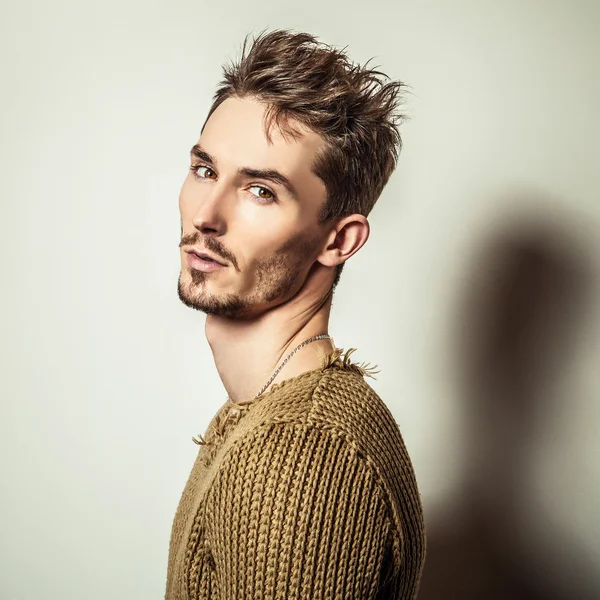 Retrato de estúdio de homem bonito jovem em camisola de malha. Foto de close-up . — Fotografia de Stock