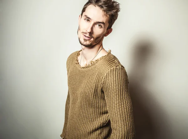 Studioporträt eines jungen gutaussehenden Mannes im Strickpullover. Nahaufnahme. — Stockfoto