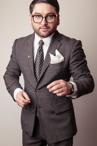 Elegante joven guapo en traje gris. Estudio retrato de moda . —  Fotos de Stock