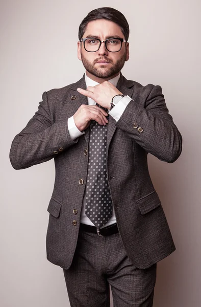 Elegante jovem e bonito homem de fato cinzento. Estúdio retrato de moda . — Fotografia de Stock