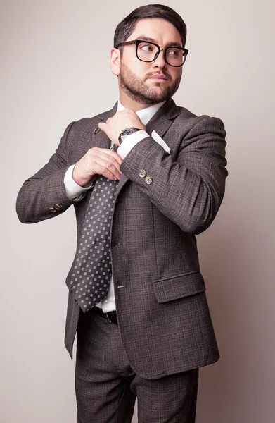 Elegante jovem e bonito homem de fato cinzento. Estúdio retrato de moda . — Fotografia de Stock