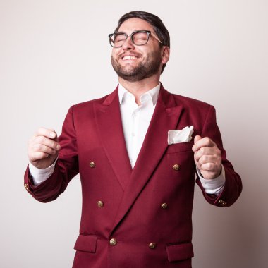 Lüks Kırmızı kostümlü zarif genç yakışıklı adam. Studio moda portre.