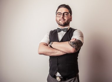 Zarif genç yakışıklı adam. Stüdyo moda portresi.