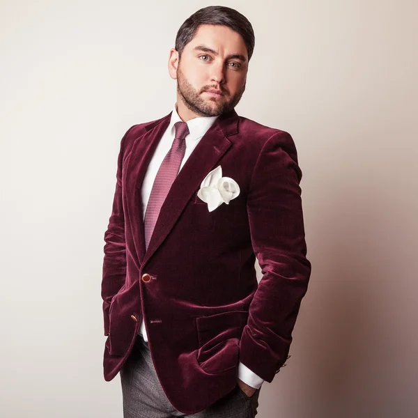 Elegante joven guapo hombre en traje de terciopelo de lujo clarete. Estudio retrato de moda . —  Fotos de Stock