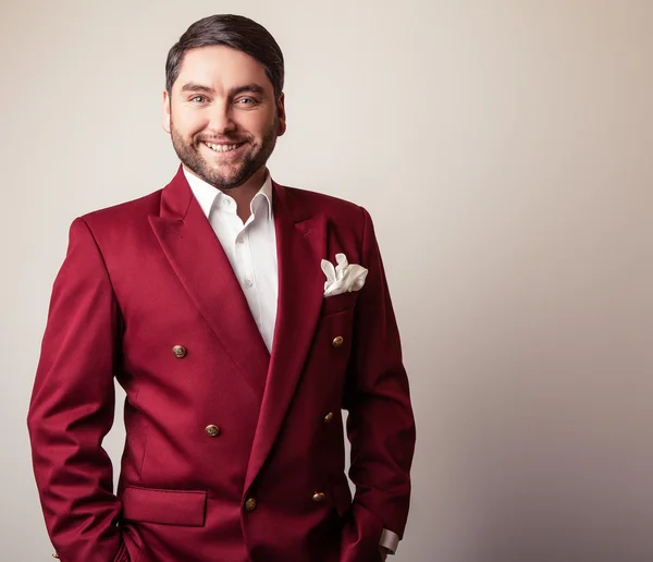 Elegante joven guapo en traje rojo de lujo. Estudio retrato de moda . —  Fotos de Stock