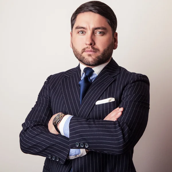 Elegante joven guapo hombre en traje azul oscuro de lujo. Estudio retrato de moda . —  Fotos de Stock