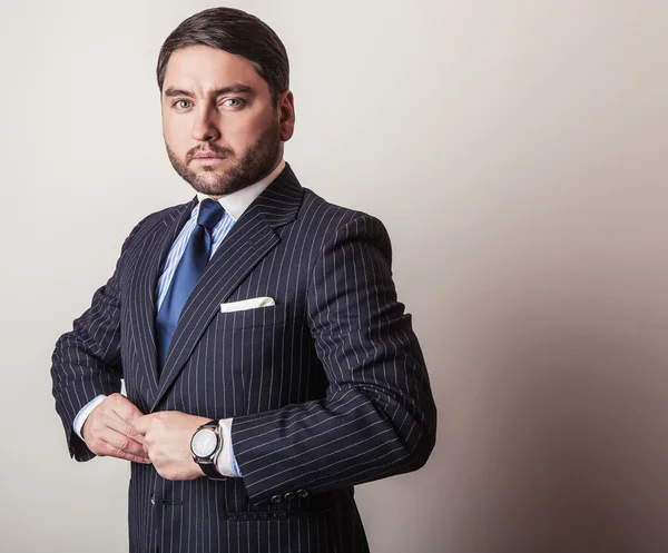 Elegante joven guapo hombre en traje azul oscuro de lujo. Estudio retrato de moda . —  Fotos de Stock