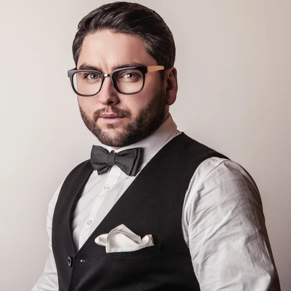 Elegante joven apuesto hombre. Estudio retrato de moda. —  Fotos de Stock