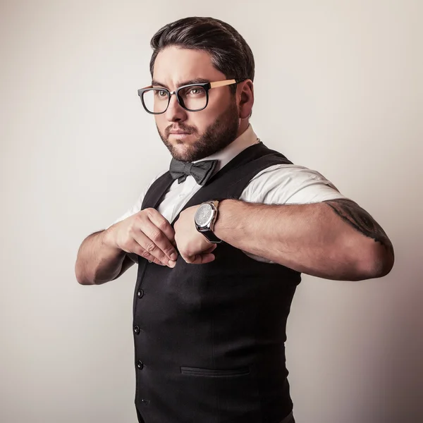 Elegante joven apuesto hombre. Estudio retrato de moda. —  Fotos de Stock