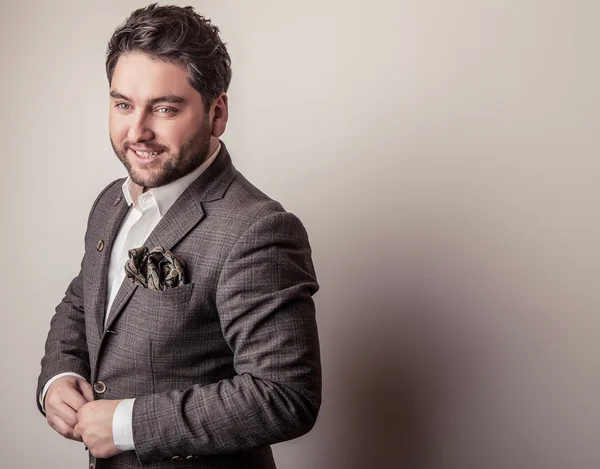 Elegante joven guapo en traje gris. Estudio retrato de moda . —  Fotos de Stock