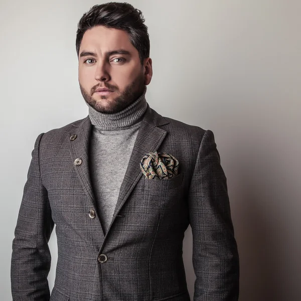 Elegante joven guapo en traje gris. Estudio retrato de moda . —  Fotos de Stock