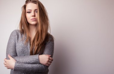 Genç şehvetli ve güzellik modeli kız stüdyoda poz.