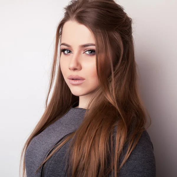 Young sensuele & schoonheid model meisje poseren in studio. — Stockfoto