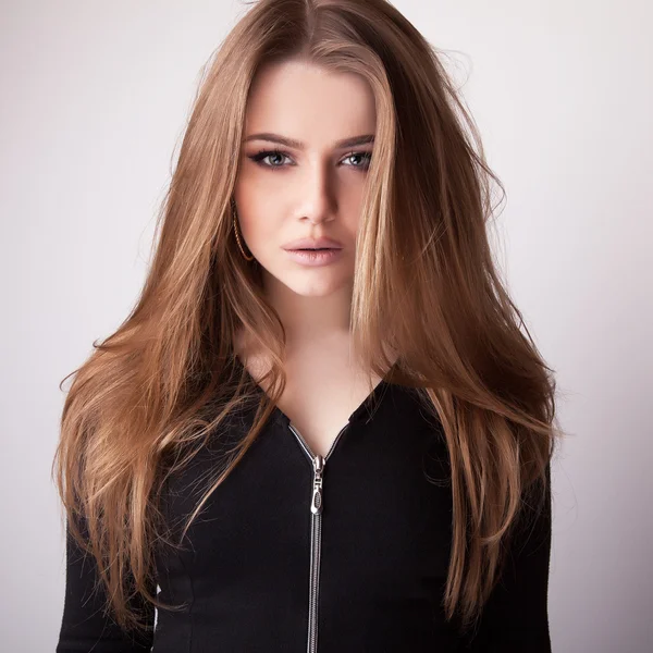 Fiatal, érzéki & szépség-modell lány pózol stúdió. — Stock Fotó