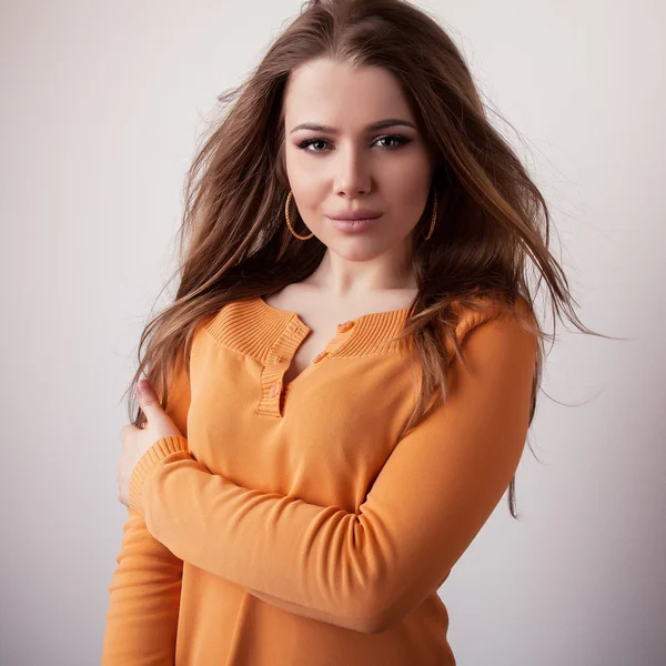 Genç şehvetli ve güzellik modeli kız iin rahat turuncu kazak studio poz. — Stok fotoğraf