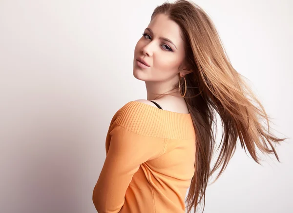 Young sensuell & skönhet modell flicka iin casual orange tröja posera i studio. — Stockfoto