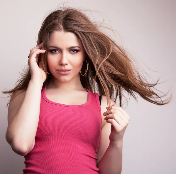 Retrato de estudio de una joven modelo sensual y de belleza en camiseta rosa . —  Fotos de Stock