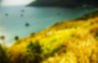 Güzel bulanık tropikal görünümünde odak. Kayalar ve deniz manzara fotoğraf.