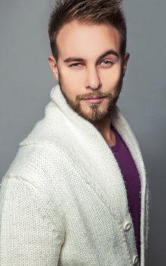 Zarif ve olumlu yakışıklı delikanlı. Studio moda portre.