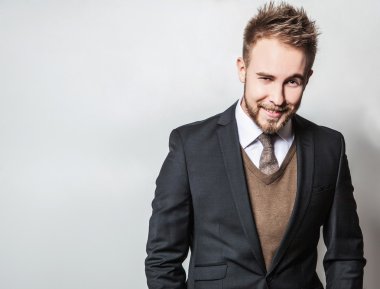 zarif ve olumlu yakışıklı delikanlı kostüm. Studio moda portre.