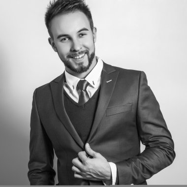 Zarif ve samimi yakışıklı delikanlı kostüm. Studio moda portre.