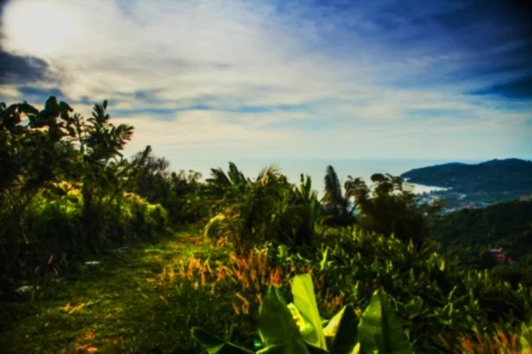 Hermosa vista tropical borrosa en desenfoque. Paisaje foto con rocas y mar . — Foto de Stock