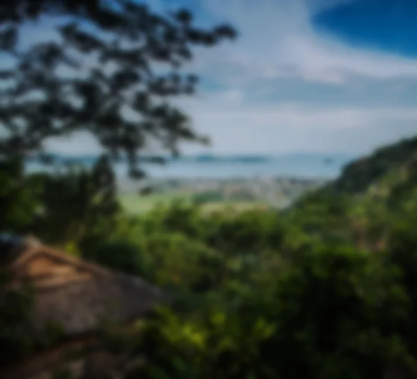 Hermosa vista tropical borrosa en desenfoque. Paisaje foto con rocas y mar . —  Fotos de Stock