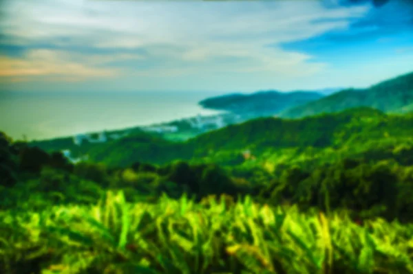 Bella vista tropicale offuscata in sfocatura. Paesaggio foto con rocce e mare . — Foto Stock