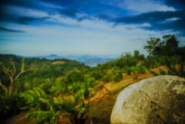 Hermosa vista tropical borrosa en desenfoque. Paisaje foto con rocas y mar . —  Fotos de Stock