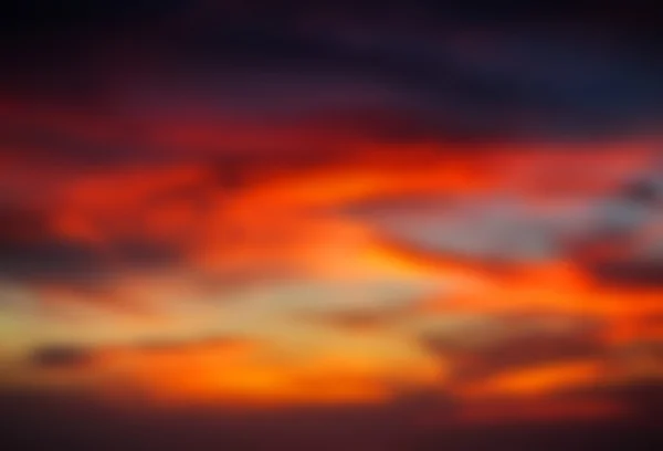 Beautiful blurred tropical view in defocus. Dramatic sunset sky. — Stock Photo, Image
