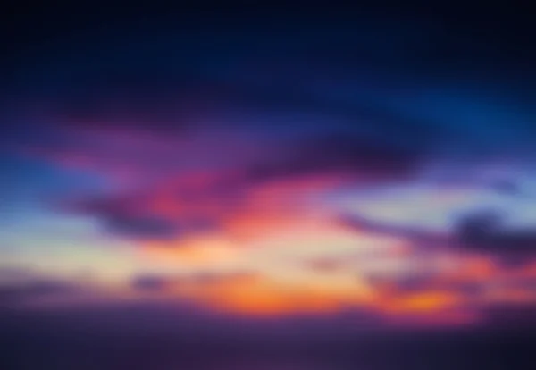 Beautiful blurred tropical view in defocus. Dramatic sunset sky. — Stock Photo, Image