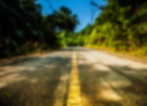 Güzel bulanık tropikal görünümünde odak. Boş yol ile Peyzaj Fotoğraf. — Stok fotoğraf