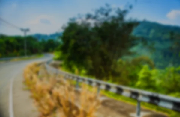 Hermosa vista tropical borrosa en desenfoque. Paisaje foto con camino vacío . —  Fotos de Stock